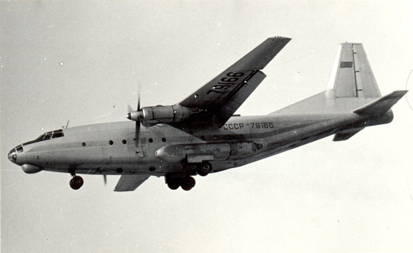 CCCP-79166 An8 Аэрофлот (1990, SVO).jpg