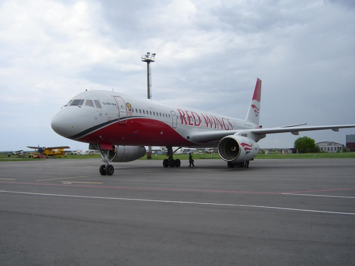 Ту-204-100В 64047 а-к Red Wings..jpg
