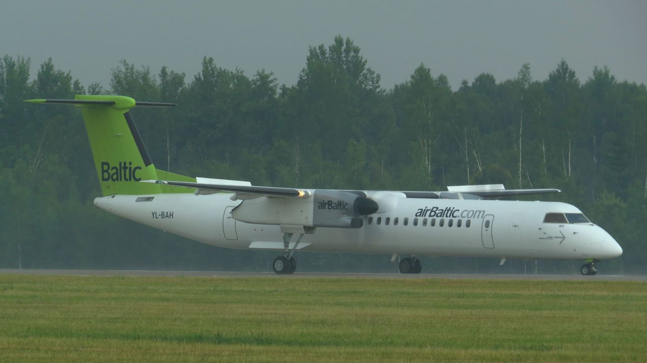 YL-BAH-Air-Baltic-De-Havilland-Canada-DHC-8-400.jpg
