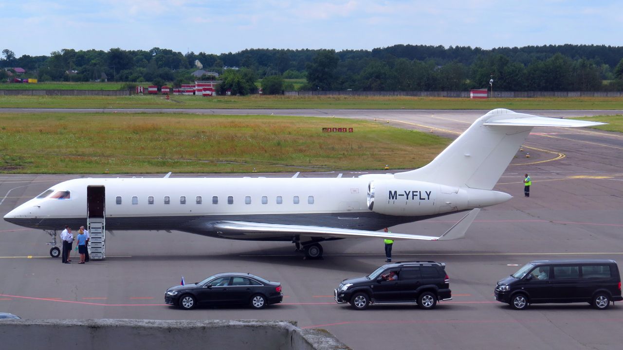 M-YFLY-Private-Bombardier-BD-700-Global-Express_.JPG