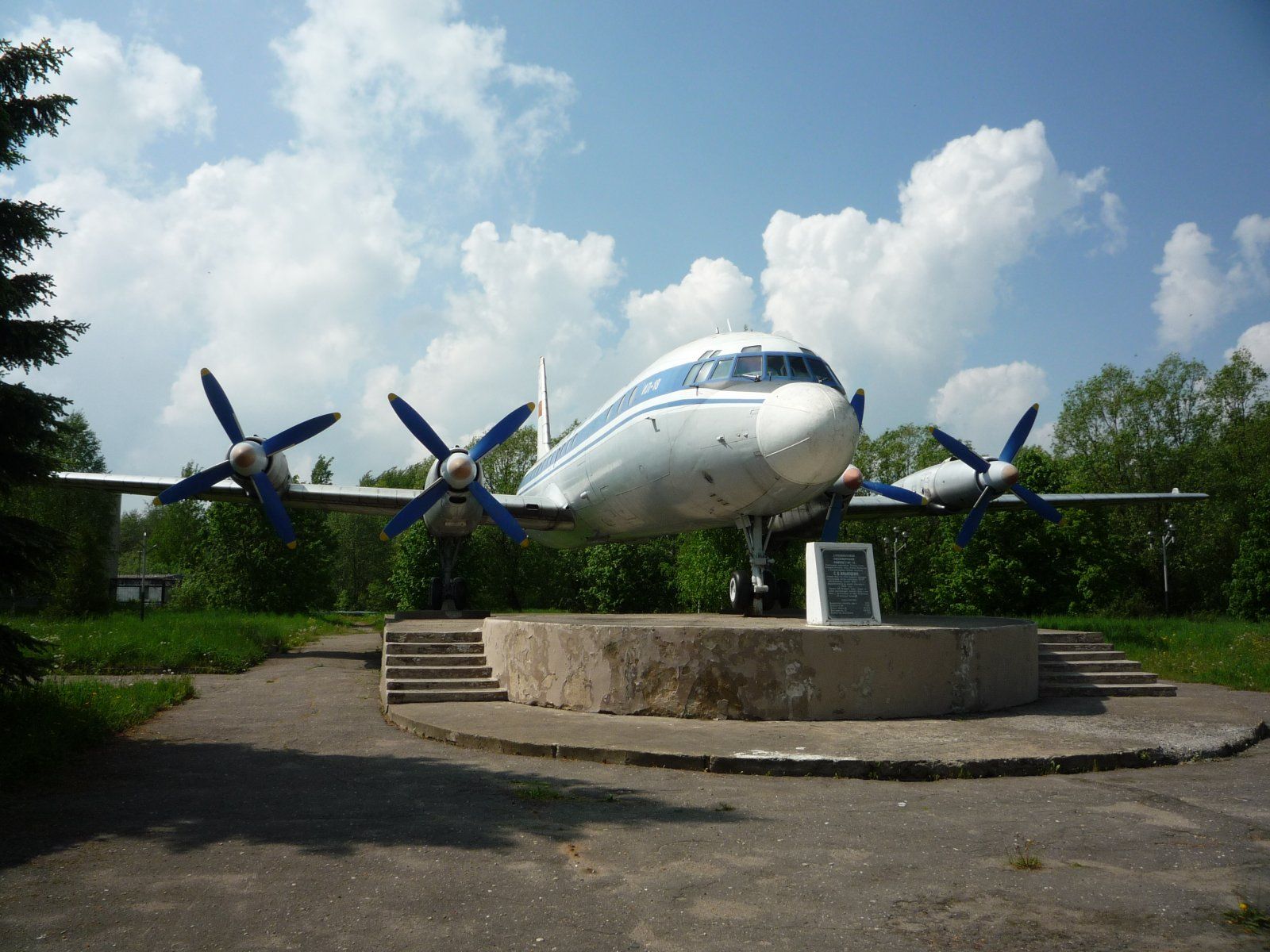 Ил-18В RA-75518 ныне памятник в аэропорту Вологды (6).JPG