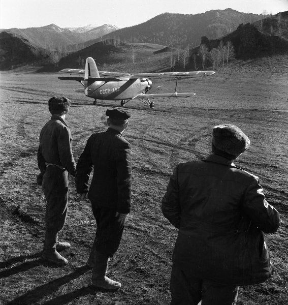 Встреча на аэродроме у самолета в Инском. 1953 - 1965.jpg
